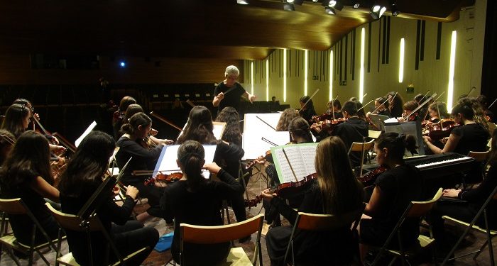 La Orquestra Kv2211 fascina al público en Vigo con su concierto solidario de verano
