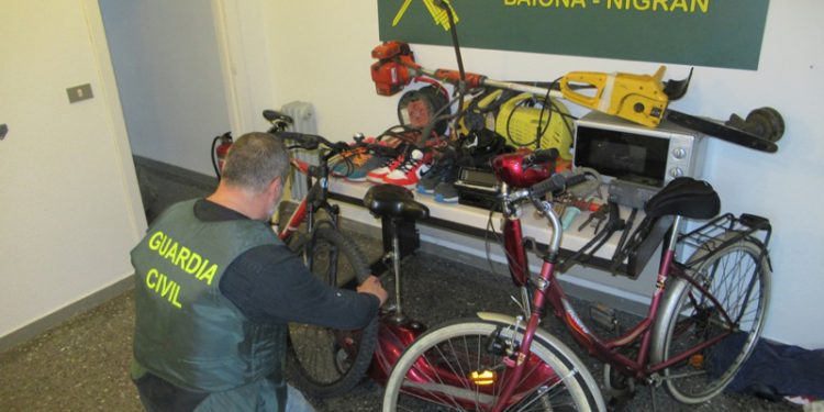 Detenido en Baiona por saquear los trasteros y el garaje de su edificio
