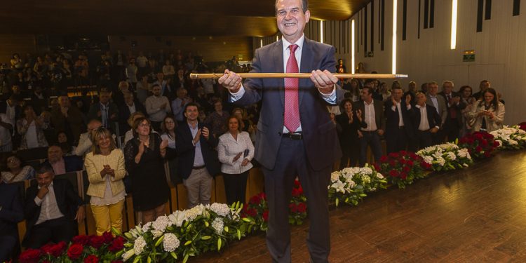 Caballero, tras recibir el bastón de mando: “Vigo será imparable como no lo fue nunca”