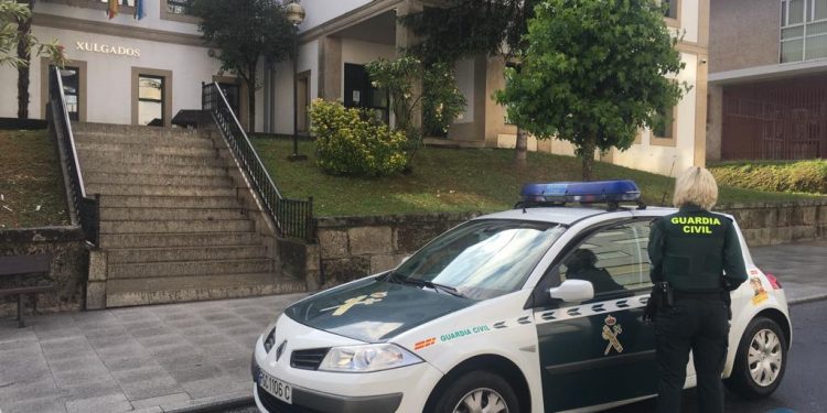 Detienen a dos jóvenes por un robo con violencia e intimidación en Ponteareas