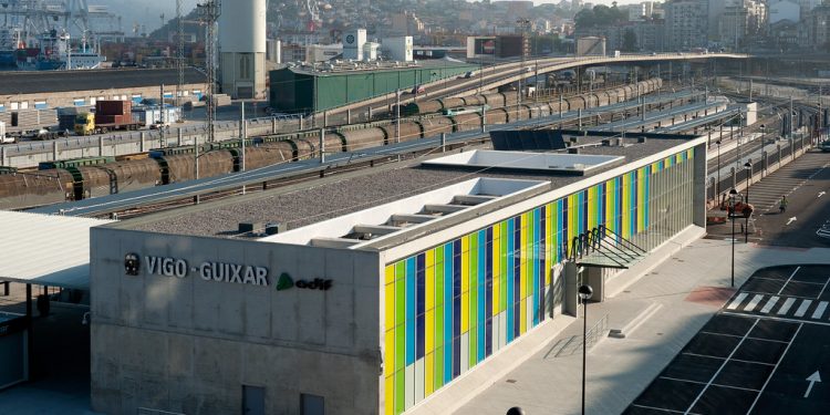 Detenidos en Vigo por intentar robar tendido eléctrico ferroviario en Guixar