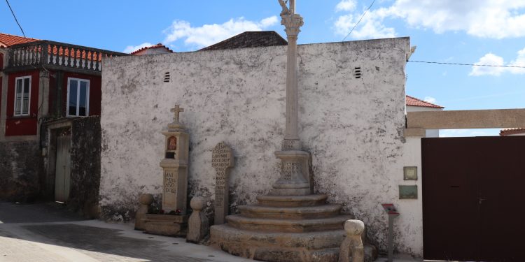 A Guarda recupera o Cruceiro Pinto de Salcidos