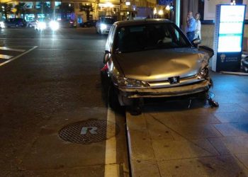 Un conductor ebrio estampa su coche contra una cafetería en el centro de Redondela