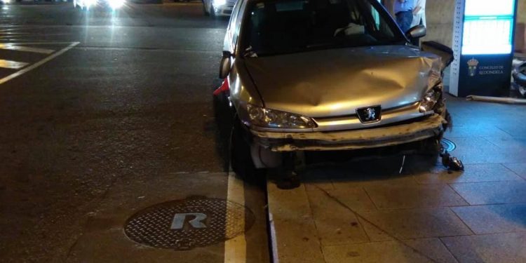 Un conductor ebrio estampa su coche contra una cafetería en el centro de Redondela