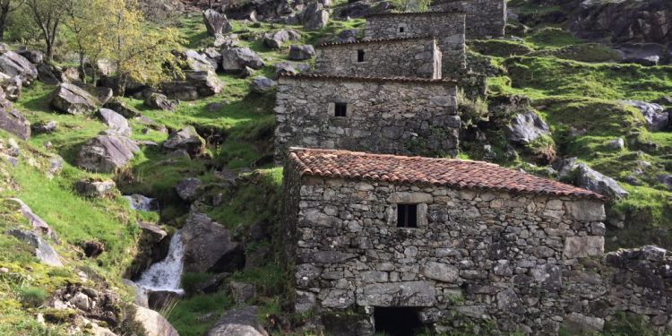 Localizan a través de Whatsapp a una mujer atrapada en una zona de difícil acceso en O Rosal