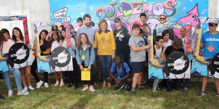 O IES Chapela descobre o seu mural, dedicado ao coidado do noso mar