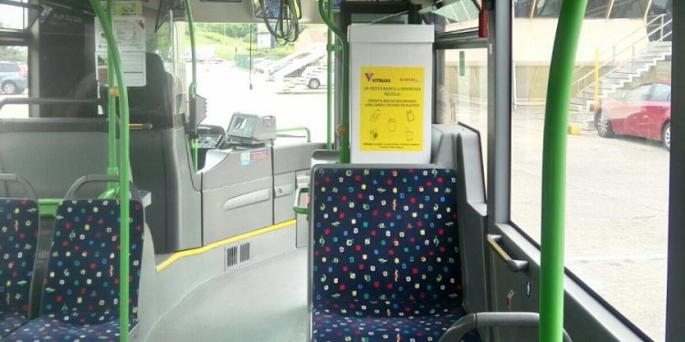 Vitrasa instala cubos de recogida de envases en los autobuses