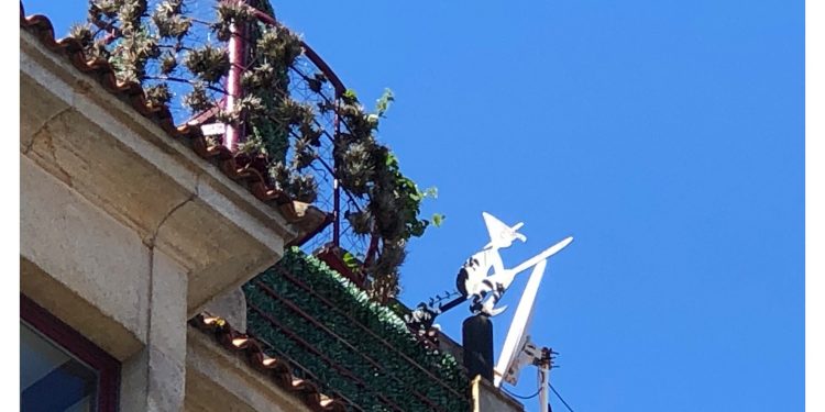 Una bruja en el balcón