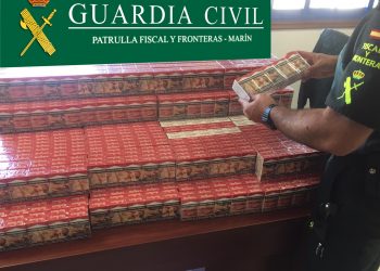 La Guardia Civil requisa 1.500 cajetillas de tabaco de contrabando en el puerto de Marín