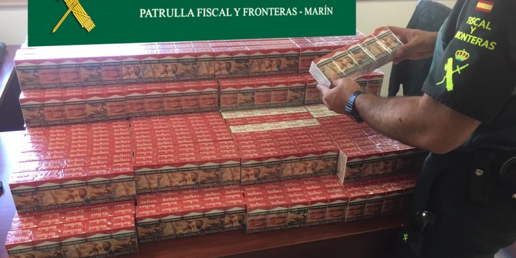 La Guardia Civil requisa 1.500 cajetillas de tabaco de contrabando en el puerto de Marín