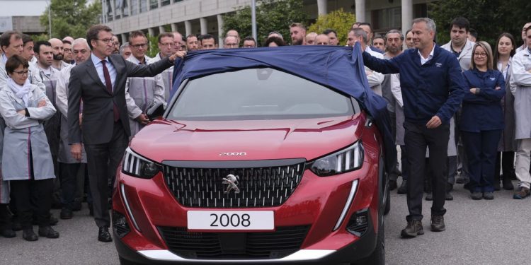 PSA presenta en Vigo el nuevo Peugeot 2008, que se fabricará en Balaídos