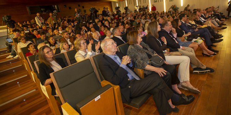 Protestas, una modelo y un escritor famoso entre el público para coronar a Caballero