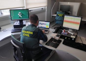 La Guardia Civil desmantela desde Cangas una red especializada en estafas por internet