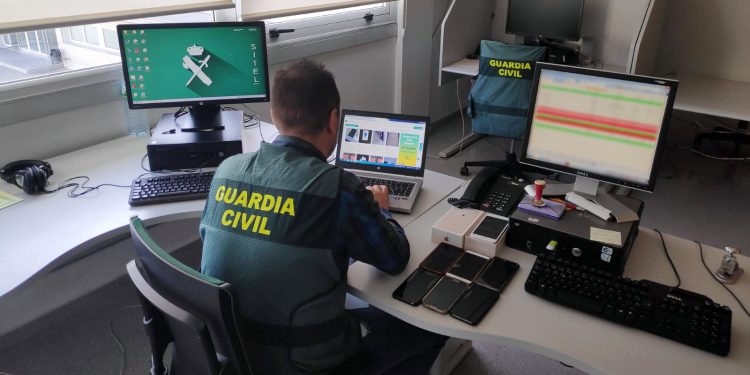 La Guardia Civil desmantela desde Cangas una red especializada en estafas por internet