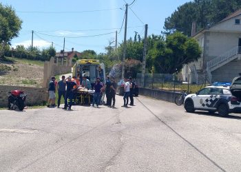 Un motorista de 26 años, herido grave al chocar con un coche y un muro en Tomiño