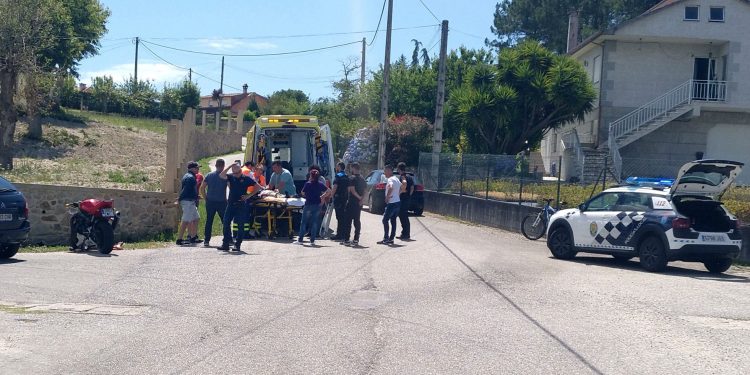 Un motorista de 26 años, herido grave al chocar con un coche y un muro en Tomiño
