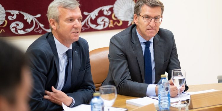 Alfonso Rueda felicita aos 24 alcaldes do PP na provincia