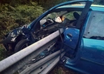 Herido leve en A Cañiza tras quedar atravesado su coche por un quitamiedos