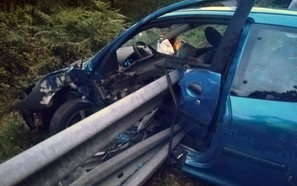 Herido leve en A Cañiza tras quedar atravesado su coche por un quitamiedos