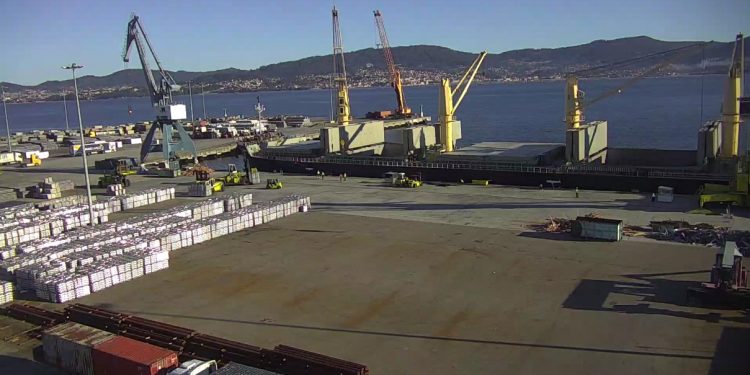 El Puerto de Vigo bate un récord con la descarga de 16.000 toneladas de aluminio
