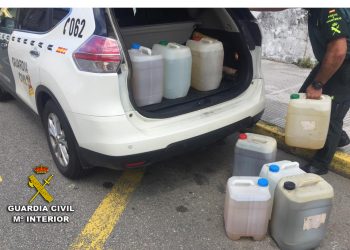 La Guardia Civil se incauta de 170 litros de aguardiente artesanal en un bar