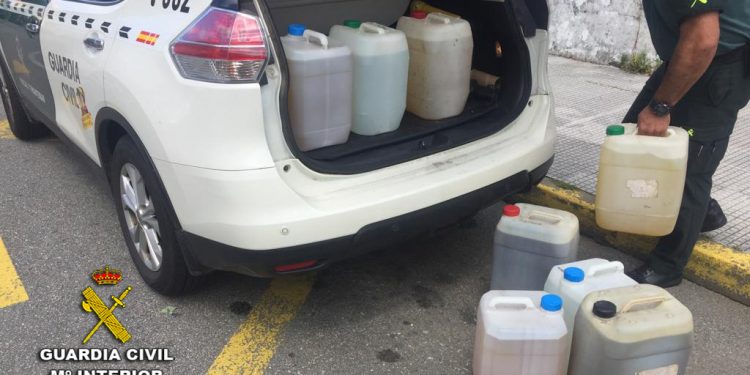 La Guardia Civil se incauta de 170 litros de aguardiente artesanal en un bar