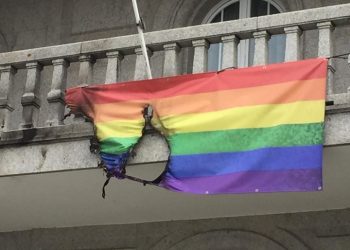 Queman la bandera LGTBI colgada en el Concello de Salvaterra