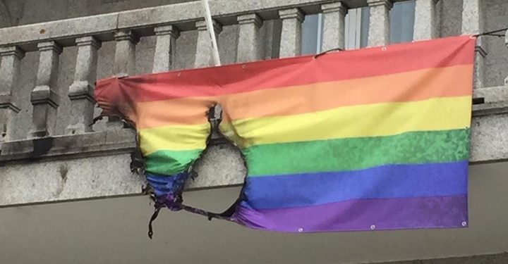 Queman la bandera LGTBI colgada en el Concello de Salvaterra