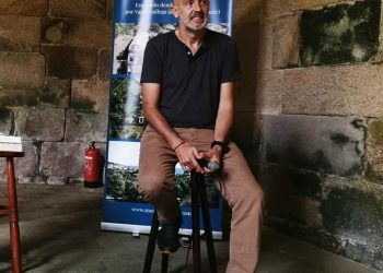 Oia inicia las «Conversas no mosteiro» con el escritor vigués Fran Zabaleta