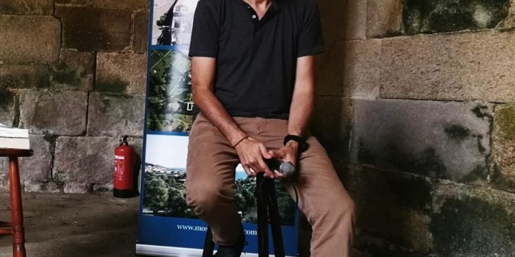 Oia inicia las «Conversas no mosteiro» con el escritor vigués Fran Zabaleta