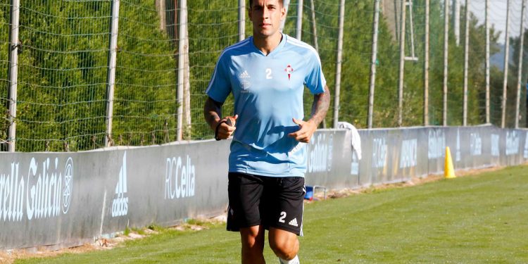 Hugo Mallo se perderá casi toda la pretemporada debido a una lesión muscular