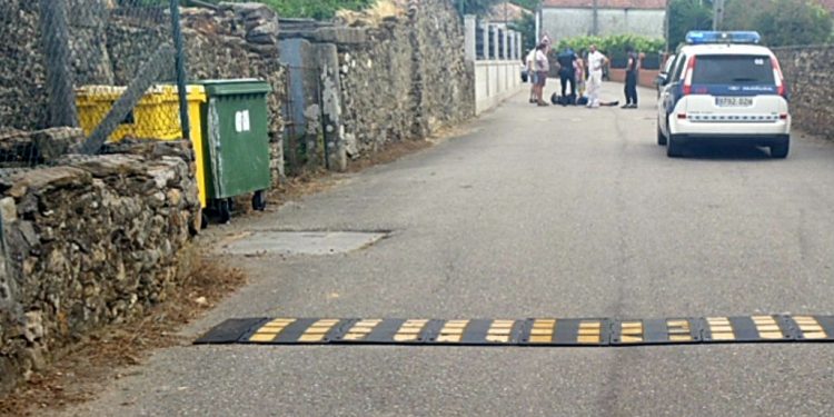 Un joven choca en su quad contra un muro tras pasar una banda reductora