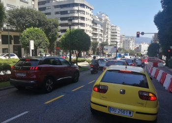 El alcalde de Vigo aconseja usar transporte público o moto para evitar los atascos de la Gran Vía