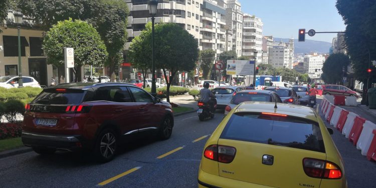 El alcalde de Vigo aconseja usar transporte público o moto para evitar los atascos de la Gran Vía