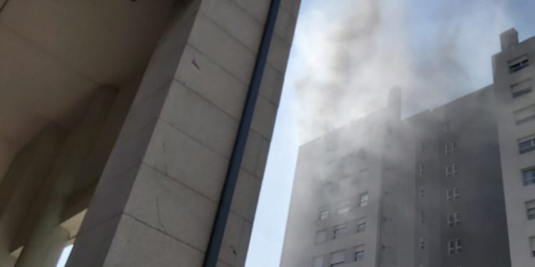 Un incendio calcina un piso en Navia y obliga a cortar el tráfico