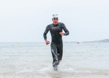 El nadador ourensano Marcos Vila gana la travesía Costa Serena