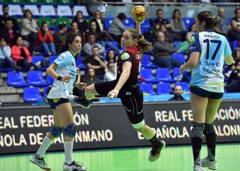 Estefanía Descalzo, madera para la primera línea y la defensa del Mecalia