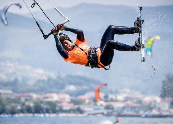 Un espectáculo de saltos pone el broche final al II KiteFest Cesantes