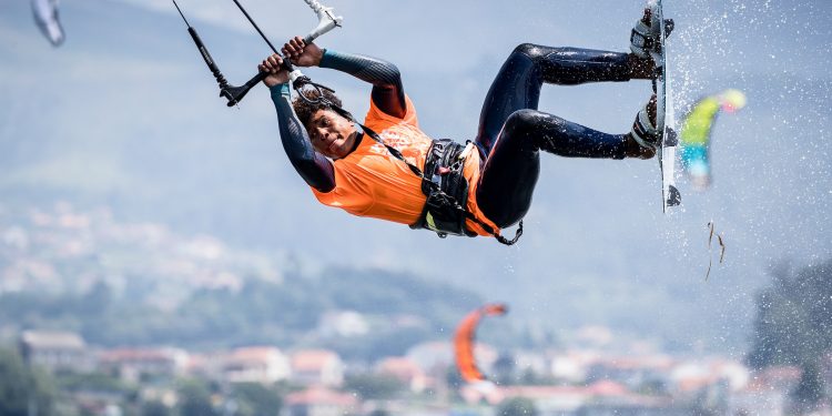 Un espectáculo de saltos pone el broche final al II KiteFest Cesantes