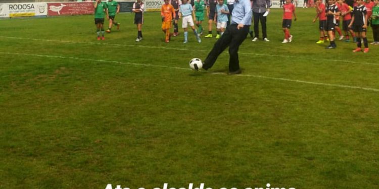 Abel Caballero lanza el «peor mejor» penalti del mundo en la Vigo Cup