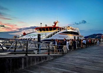 Mar de Ons ofrece viajes especiales para ver los fuegos de Bouzas desde la Ría