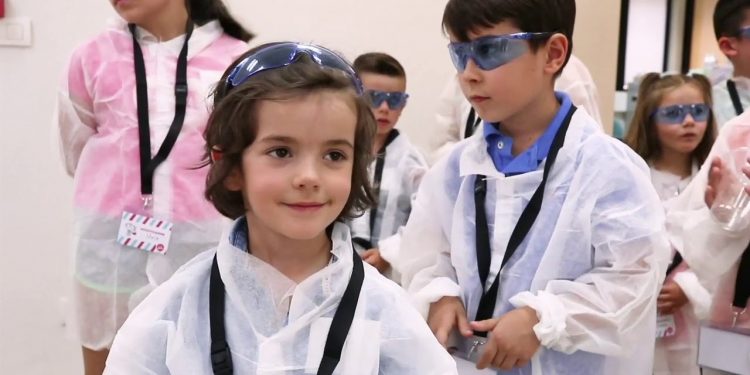 Los niños de la Fundación Igual Arte eligen el olor de un nuevo perfume ‘made in Vigo’