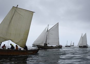 Espectáculo por terra e mar no traslado das embarcacións para o Encontro da Guarda