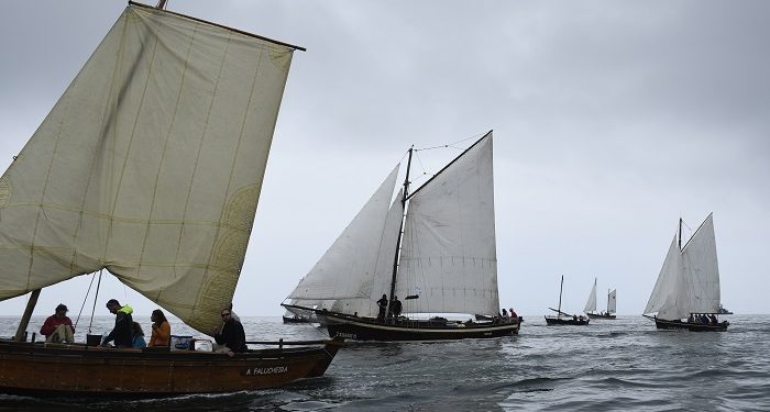 Espectáculo por terra e mar no traslado das embarcacións para o Encontro da Guarda