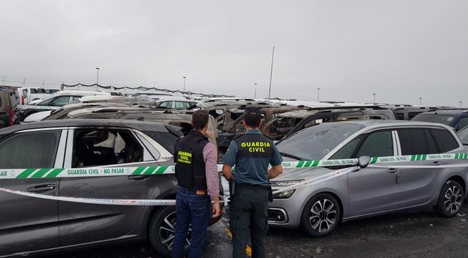 Localizan varillas de cohetes entre los 50 coches afectados por el fuego en Bouzas