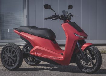 La batería con sello vigués de mayor autonomía para la moto «eezon» de tres ruedas
