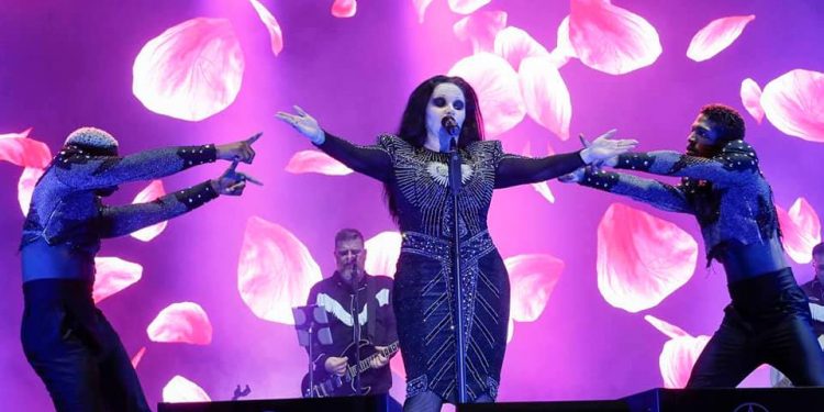 Fangoria pone a bailar a un Castrelos lleno que se vino arriba con los grandes éxitos de Alaska