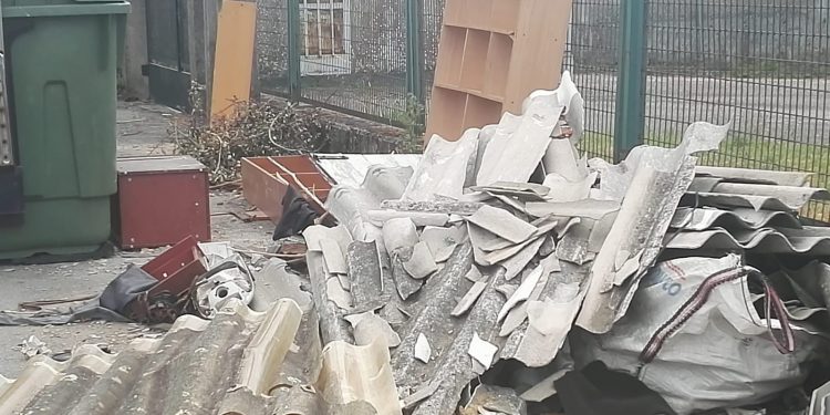 Peligroso vertido de escombros junto al depósito de agua de Vigo