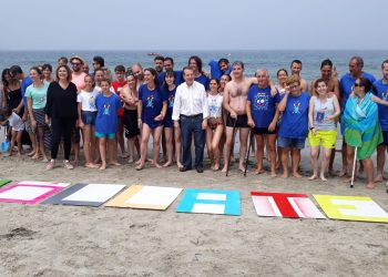 Los vigueses “se mojan” por la esclerosis múltiple en la playa de Samil