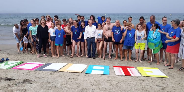 Los vigueses “se mojan” por la esclerosis múltiple en la playa de Samil